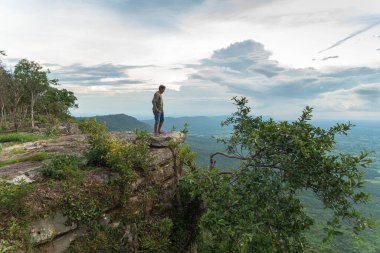 Bir fotoğrafçı, Chaiyaphum Tayland 'daki Hua Nak' ın dik uçurumunda fotoğraf çekiyor.