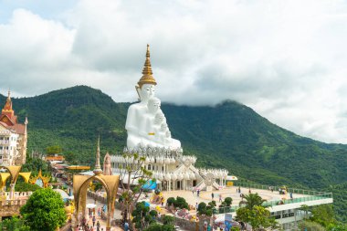 Phetchabun, Tayland - 28 Ağustos 2020: 5 'te Khao Kho tepesinde oturan Buda heykelleri Tayland' ın güzel ve ünlü simgeleri