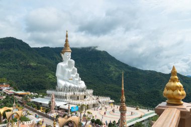 Phetchabun, Tayland - 28 Ağustos 2020: 5 'te Khao Kho tepesinde oturan Buda heykelleri Tayland' ın güzel ve ünlü simgeleri
