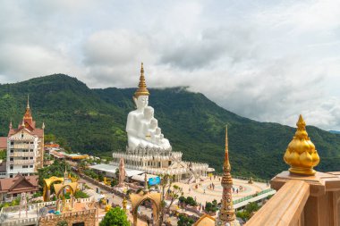Phetchabun, Tayland - 28 Ağustos 2020: 5 'te Khao Kho tepesinde oturan Buda heykelleri Tayland' ın güzel ve ünlü simgeleri