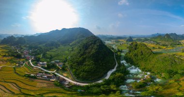 A 'nın havadan görünüşü dolambaçlı nehri ve pirinç tarlaları olan yemyeşil bir vadi. Sahne sükunet ve doğal güzellik yayar, doğanın yumuşak, ılık ışığını yakalar..