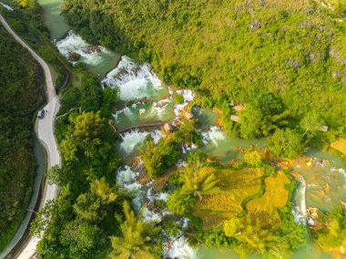 A 'nın havadan görünüşü dolambaçlı nehri ve pirinç tarlaları olan yemyeşil bir vadi. Sahne sükunet ve doğal güzellik yayar, doğanın yumuşak, ılık ışığını yakalar..