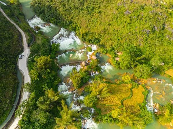 A 'nın havadan görünüşü dolambaçlı nehri ve pirinç tarlaları olan yemyeşil bir vadi. Sahne sükunet ve doğal güzellik yayar, doğanın yumuşak, ılık ışığını yakalar..
