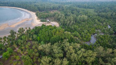 Koh Phra Thong Phang Nga Tayland 'ın gökyüzü manzarası. Bereketli yeşil ormanın adanın etrafında beyaz kumlu plajları ve küçük adaları vardır. Bozulmamış doğa rahatlamak için mükemmeldir..