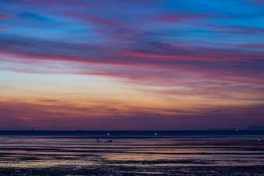 Sakin suyun üzerinde renkli gün batımı