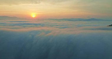 Beyaz kabarık bulutlar dağların tepelerinde yüzerek bir bulut denizi oluştururlar. Sabahları mavi gökyüzü, kabarık bulutların üzerinde parlayan güneş ışığı, cennette yüzmek gibi. harika doğa