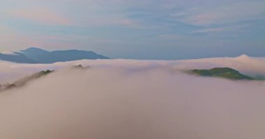 Beyaz kabarık bulutlar dağların tepelerinde yüzerek bir bulut denizi oluştururlar. Sabahları mavi gökyüzü, kabarık bulutların üzerinde parlayan güneş ışığı, cennette yüzmek gibi. harika doğa