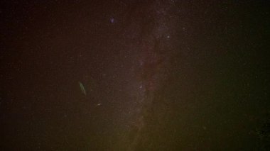 Açık bir gecede Samanyolu 'nun zaman atlaması. Uzun gece Samanyolu 'nun gökyüzüne dik başlamasını gördü. Gece gökyüzü yıldızlarla parıldıyor.