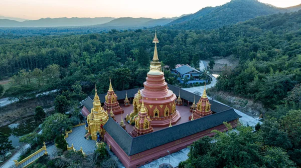 Lampang Tayland 'daki Doi Phra Chan (Daibutsu) tapınağındaki Phra Yai Wat Phra' daki güzel tapınağın hava manzarası.
