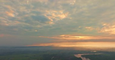 Nehir manzarasının üzerindeki bulutlu gökyüzü