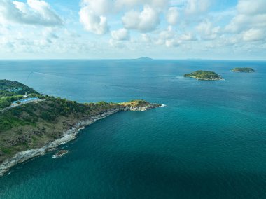 Laem Promthep Burnu 'nda denize açılan kayalık bir görünüm. Promthep pelerini Phuket 'teki en popüler bakış açısıdır.