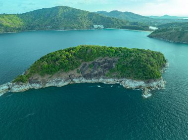 Aerial View Man Adası Phrom Thep 'in önünde. Gökyüzü sabahları mavi bulutlarla doludur. Mavi bulutlar denizin üzerinde yuvarlanır. Man Adası yakınlarında toplanan turistik yerler.