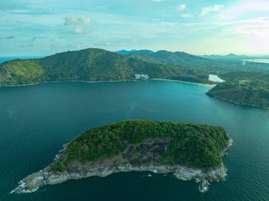 Aerial View Man Adası Phrom Thep 'in önünde. Gökyüzü sabahları mavi bulutlarla doludur. Mavi bulutlar denizin üzerinde yuvarlanır. Man Adası yakınlarında toplanan turistik yerler.