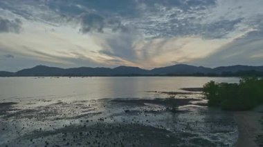 Sakin su dağları ve gökyüzünü yansıtıyor.