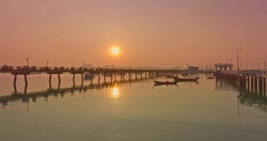 Sakin suların üzerinde gün batımı