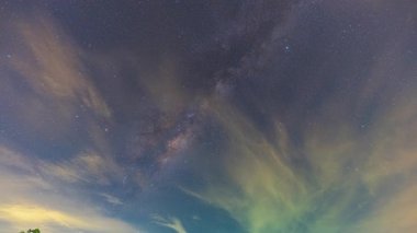 Gece gökyüzünde renkli bulutlar