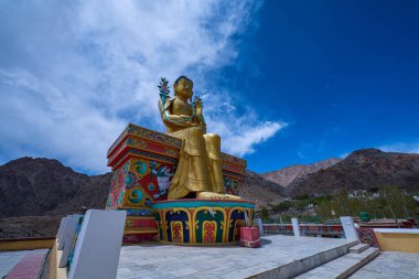 Geçmişteki Likir Manastırı ve Altın Maitreya 'nın koruyucuları. Ladakhs' ın saf güzelliğinin arasında dimdik duran muhteşem Maitreya Buda heykeli Likir Manastırı 'na huzur ve umut veriyor.. 