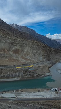 Nehir ve yollu dağ manzarası