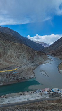 Kayalık dağların arasından akan nehir