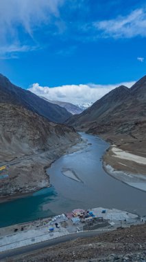 dağlık manzara akan nehir