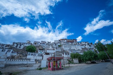 Ladakh, Hindistan-Mayıs, 23. 2025: Tibet dua taşları ve Hindistan 'ın Leh ilçesindeki İndus vadisindeki diğer ilginç nesnelerden biri olan Thiksay manastırı, Ladakh manzarası