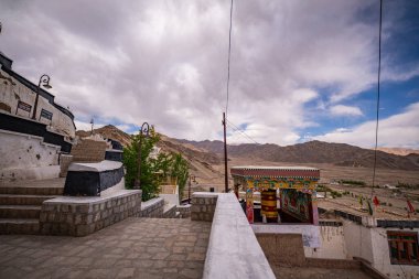 Leh 'in güneydoğusunda Thiksey köyünün üzerindeki bir tepede bulunan Thiksey Manastırı, Ladakh' taki en büyük manastır kompleksidir. Uçsuz bucaksız vadilerde ve Himalayalarda tarım ve çiftliklerle çevrili.