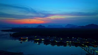 Dağların ve nehirlerin üzerinde gün batımı