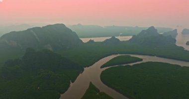 Sarmal nehir manzarasının hava görüntüsü