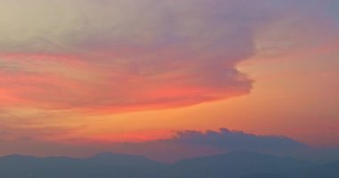 Uzak dağların üzerinde renkli günbatımı