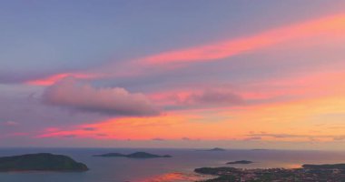 Sakin okyanusun üzerinde renkli gün batımı
