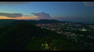 Alacakaranlık gökyüzünün altında şehir silüeti