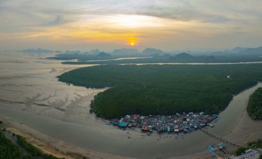 Güneşin batışı, küçük, ıssız bir adada yaşayan bir balıkçı köyünü şaşırtıyor. Arkasında mangrov ormanları var. Önünde denize açılan bir kanal var. Deniz ürünlerinin simgesi ucuz ve tazedir.