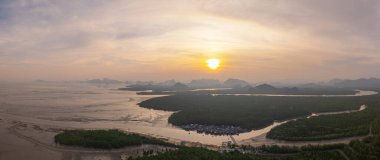 Güneşin batışı, küçük, ıssız bir adada yaşayan bir balıkçı köyünü şaşırtıyor. Arkasında mangrov ormanları var. Önünde denize açılan bir kanal var. Deniz ürünlerinin simgesi ucuz ve tazedir.