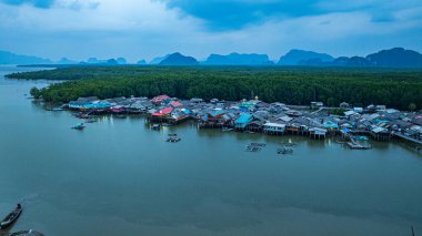 Amazing Bang Phat adasının üzerindeki günbatımının havadan görüntüsü. Küçük, ıssız bir adada yaşayan bir balıkçı köyü. Arkasında mangrov ormanları var. Önünde denize açılan bir kanal var..