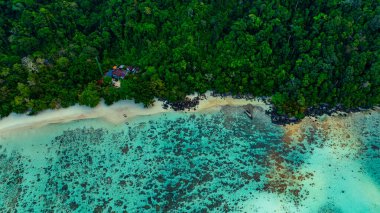 Bereketli yeşil ormanları, mercan resifleri ve çeşitli mercan ve çeşitli balıklarla dolu derin mavi sularıyla Surin Adaları kıyı şeridini sersemleten hava manzarası, onu dalgıçlar için popüler bir varış noktası haline getiriyor.
