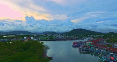 Nehir ve dağların manzarası