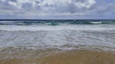 Dalgalar kumsala vuruyor