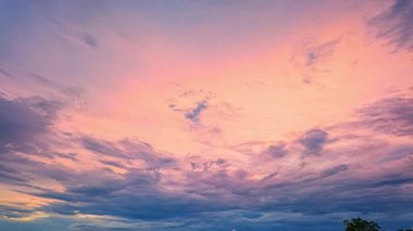 Gün batımı gökyüzünde renkli bulutlar