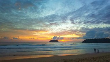 Okyanusun üzerinde bulutlarla gün batımı