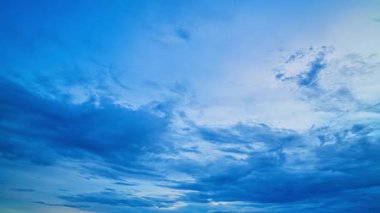 Kabarık oluşumlar, gökyüzünde pamuk gibi süzülür. Manzaralı ve şiirsel bir manzara yaratan hassas dokular oluşturur. Bize doğaları, bitmeyen sanatsallığı ve atmosferi hatırlatır. beyaz bulutlar