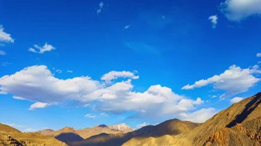 dağlar bulutlar ile mavi gökyüzü altında