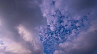 Kabarık oluşumlar, gökyüzünde pamuk gibi süzülür. Manzaralı ve şiirsel bir manzara yaratan hassas dokular oluşturur. Bize doğaları, bitmeyen sanatsallığı ve atmosferi hatırlatır. beyaz bulutlar