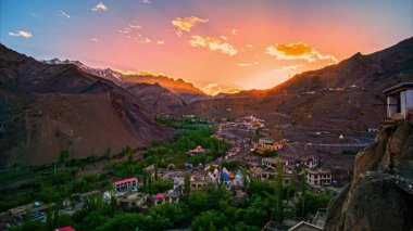 Dağların ve vadilerin üzerinde gün batımı