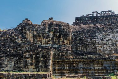 Baphuon Tapınağı, Angkor Thom, Kamboçya 'da uyuyan dev bir Buda' nın kalıntıları..