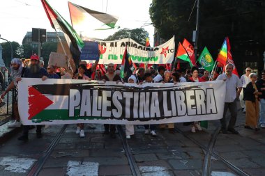 Milano - Lombardiya - İtalya - 19 Eylül 2025. Pro-Filistin yürüyüşü Milano şehir merkezinde . 