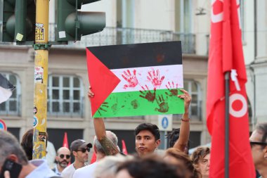 Milan - Lombardiya - İtalya - 19 Eylül 2025. Pro-Filistinli göstericiler Milan 'ın merkezinde pankartla. 