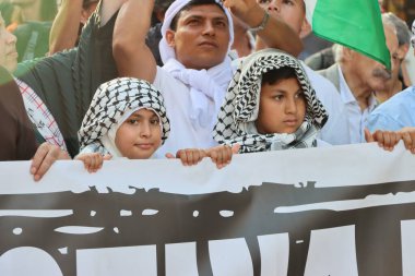 Milan - Lombardiya - İtalya - 19 Eylül 2025. Milano 'daki gösteride Filistin' i destekleyen kız ve oğlan. 