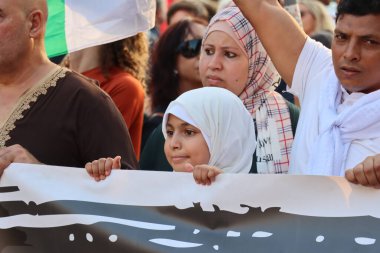 Milan - Lombardiya - İtalya - 19 Eylül 2025. Milano 'daki gösteride Filistin' i destekleyen kız ve oğlan. 