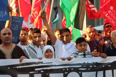 Milan - Lombardiya - İtalya - 19 Eylül 2025. Milano 'daki gösteride Filistin' i destekleyen kız ve oğlan. 