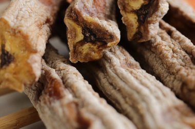 Yığın Snack kurutulmuş muz. Makro portre. Tatlı lezzetli tropikal çöl.